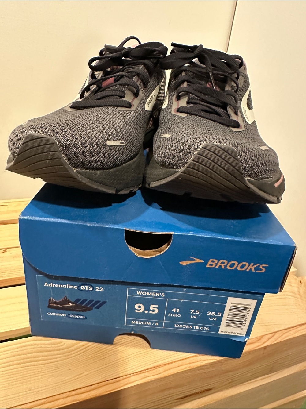 Brooks Women's Adrenaline GTS 22- Black with Pink - 9.5 - Picture 15 of 16